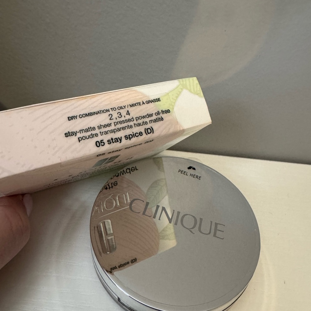 Clinique Stay-Matte Sheer Pressed Powder - Picture 7 of 7